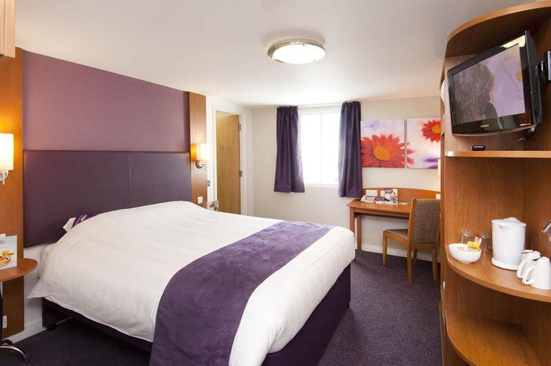 Premier Inn Элгин Экстерьер фото