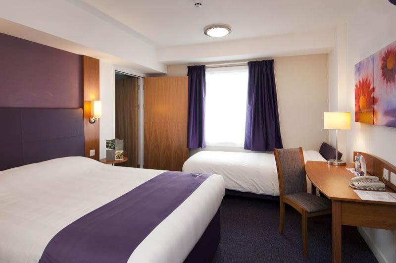 Premier Inn Элгин Экстерьер фото